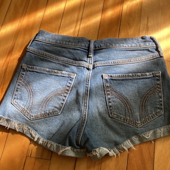 Great condition Hollister shorts. My favorite! - Picture 4 of 4